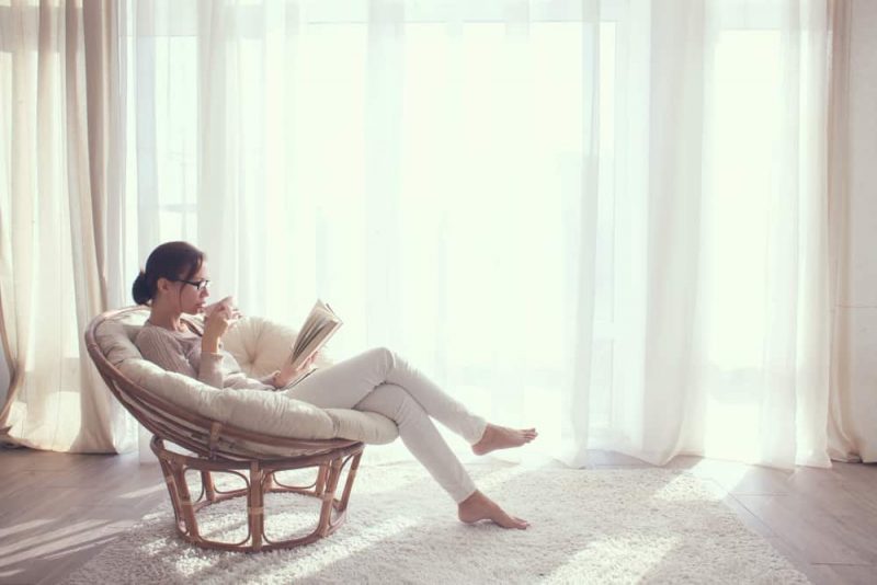 kvinna sitter och läser bok