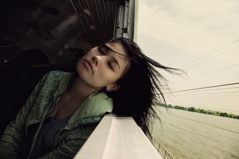 ledsen tjej som sitter ensam i tåget