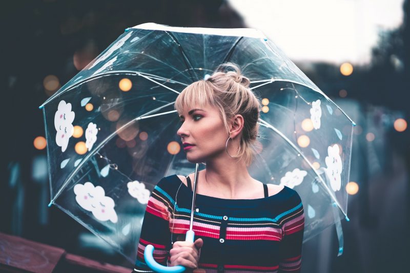 ung blond kvinna med paraply