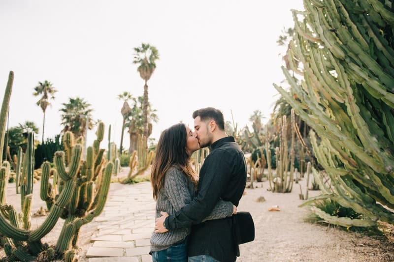 par kyssas nära kaktus