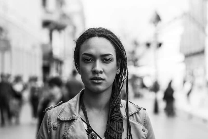 Cool ung afrikansk kvinna på stadens gator