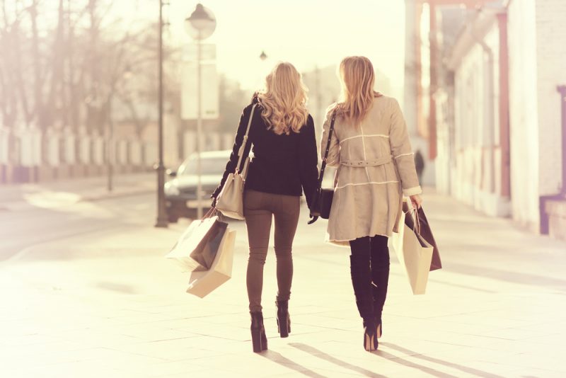 två blond kvinna som går på gatan
