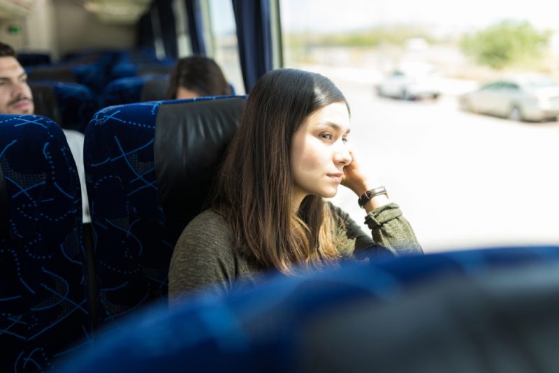 ensam kvinna som sitter i buss