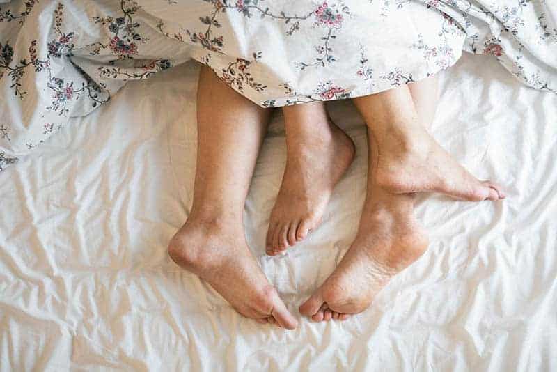 parets fötter i sängen