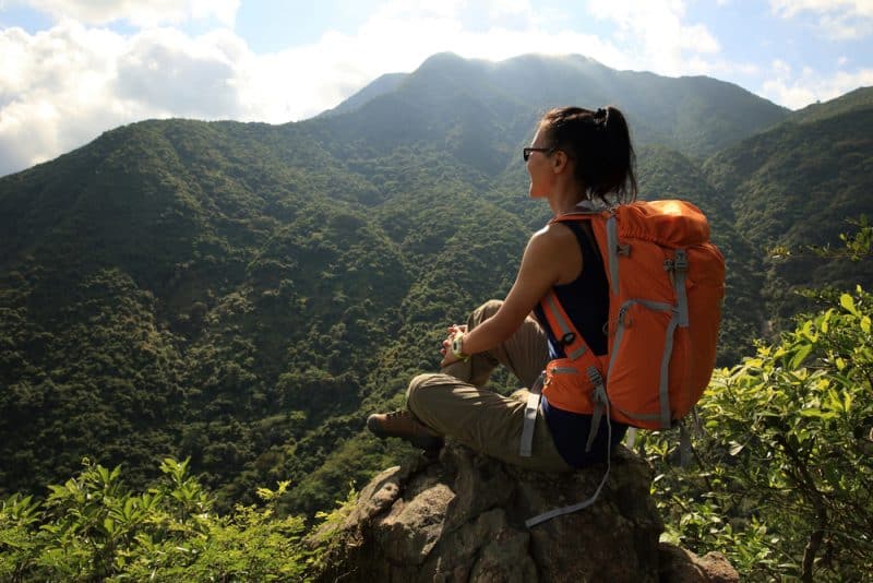 ung kvinna vandrare njuta av utsikten på bergstopp klippan