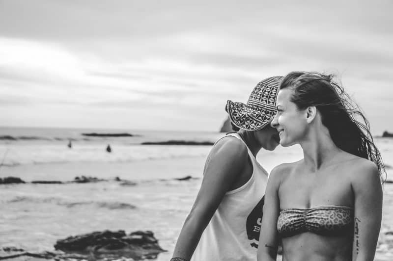 kvinnor som ler på stranden
