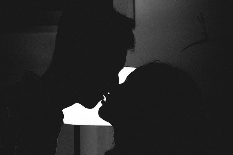 par kyssas i mörkret