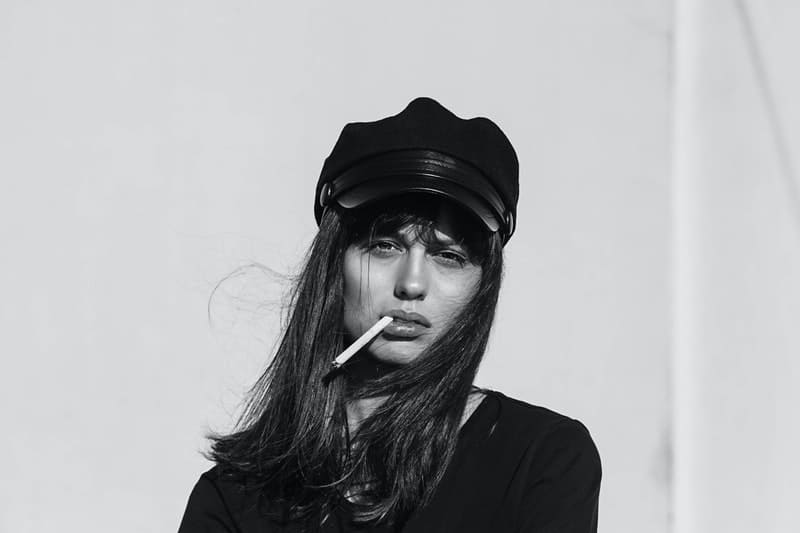 kvinna som bär svart topp medan man röker