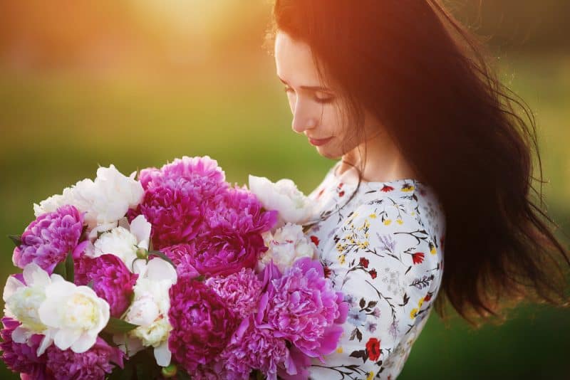 kvinna med blommor