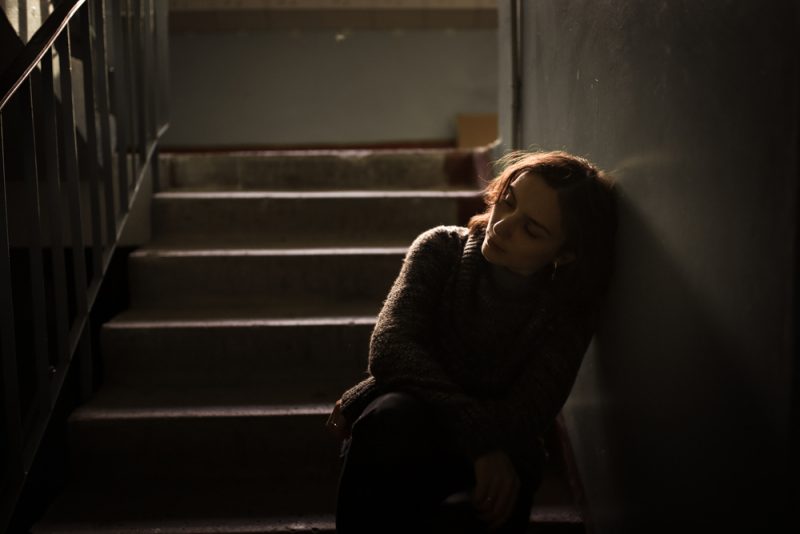 deprimerad kvinna på trappan