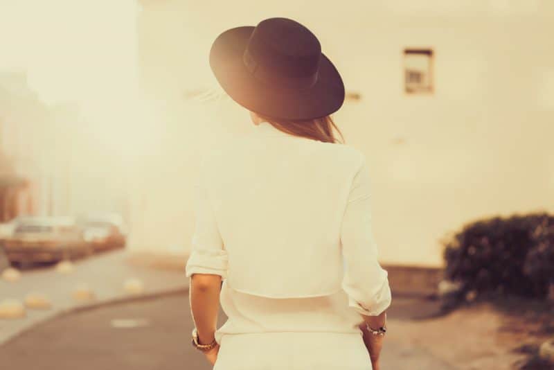 kvinna med vit klänning och hatt