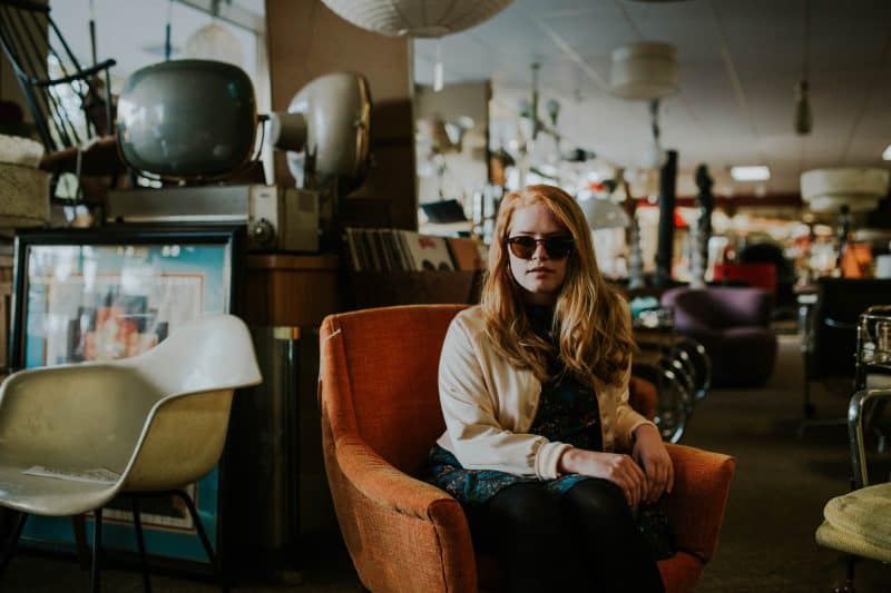 kvinna som bär solglasögon som sitter på café
