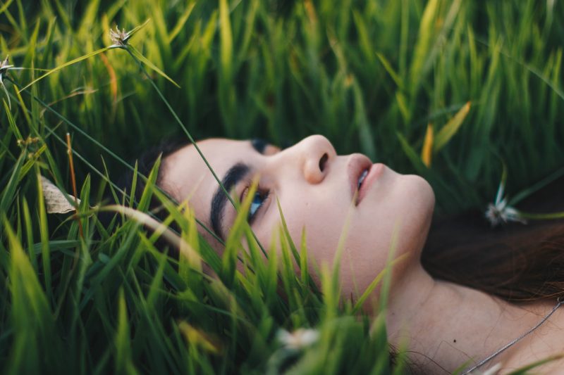 kvinna som ligger på gräset