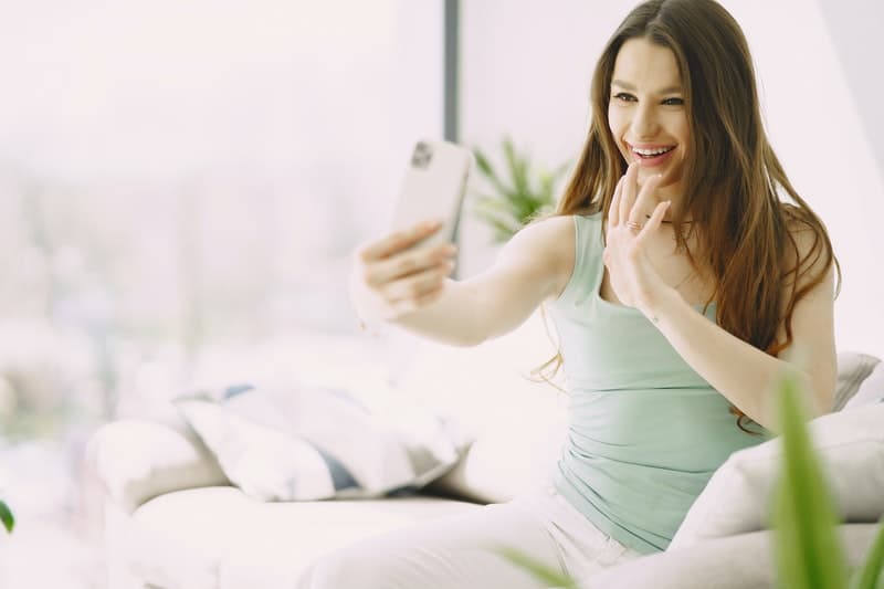 kvinna tittar på smartphone och ler