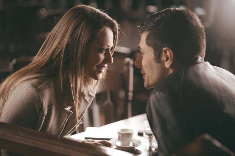 närbild foto av par som tittar på varandra på café