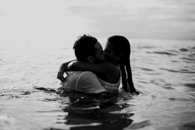 par som kysser i havet