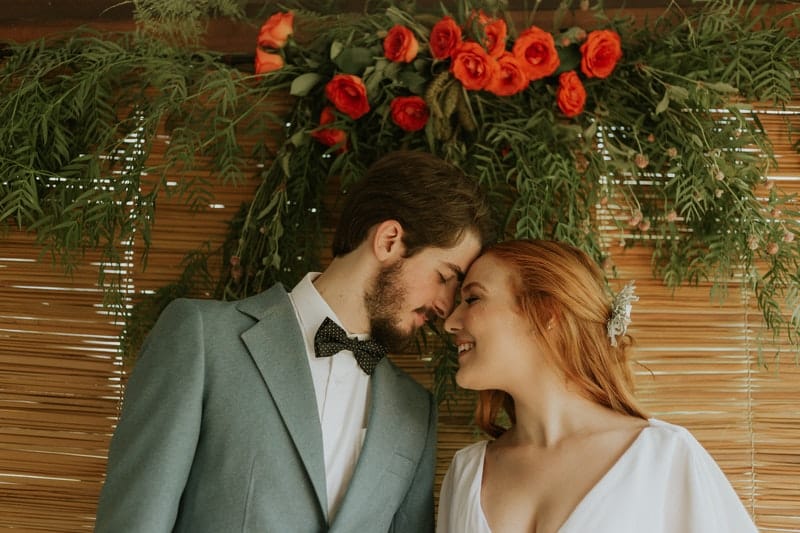 par som står under rosor