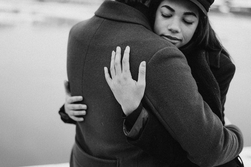 svartvitt foto av par som kramar