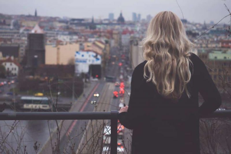 blond-kvinna som står på bron
