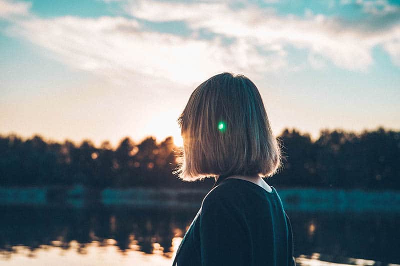 blond kvinna tittar på sjön