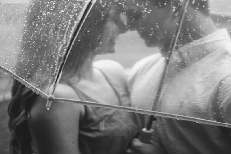 en kille och en flicka under ett paraply