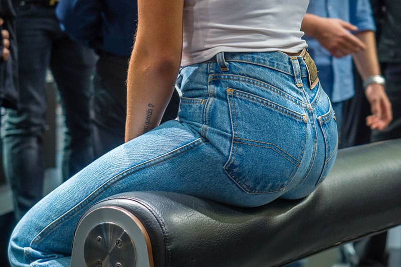 foto av kvinna i jeans sitter