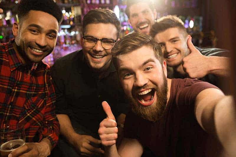 grupp manliga vänner som tar en selfie