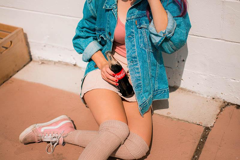 kvinna med en flaska coca cola