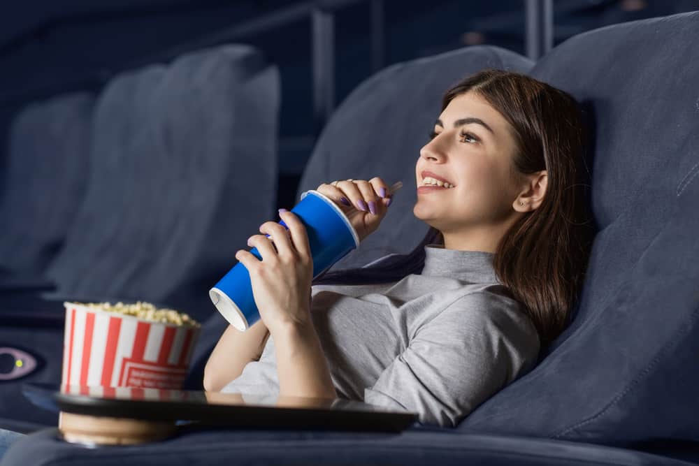 kvinna med popcorn på bio