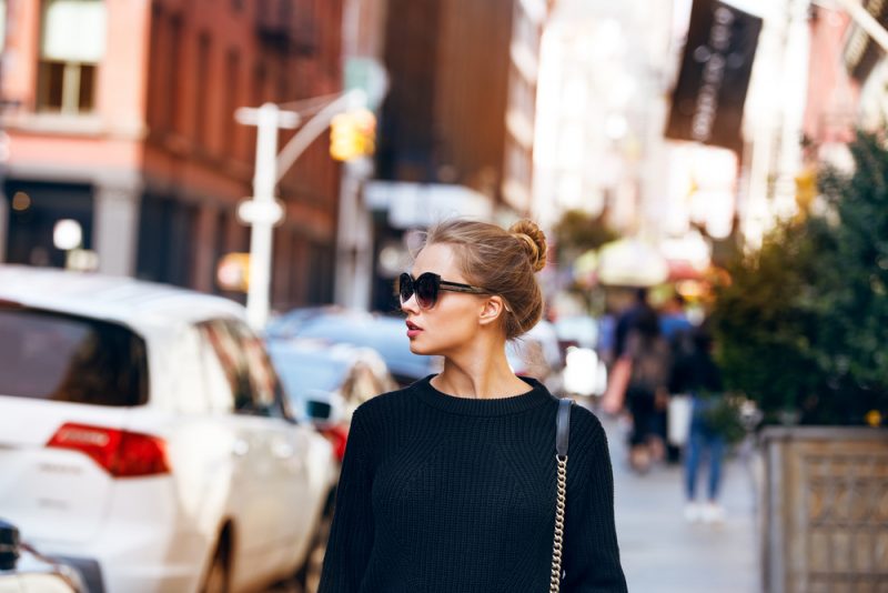 kvinna som bär svart tröja och solglasögon