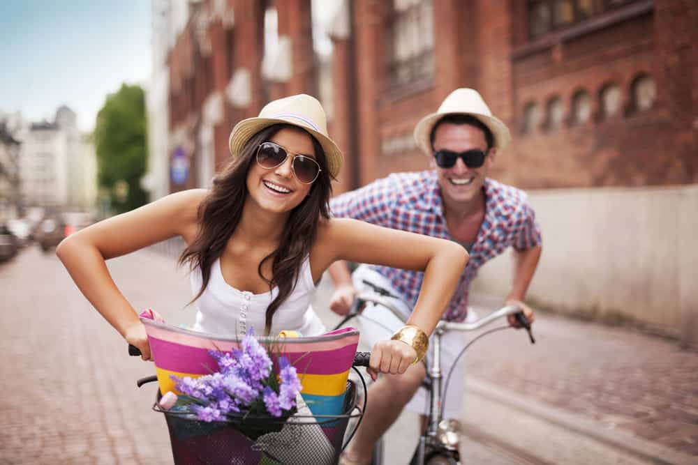 lyckliga paret rider cyklar