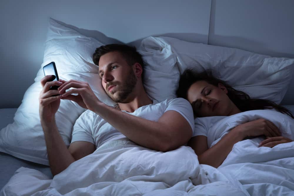 man text medan kvinnan sover