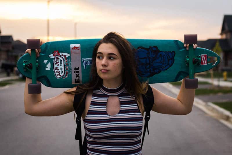 ung kvinna med skateboard