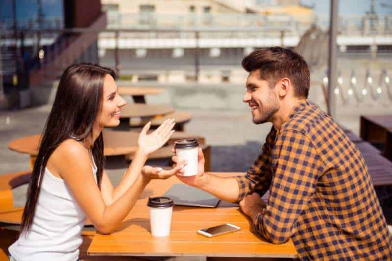 ungt par njuter av kaffe på caféet