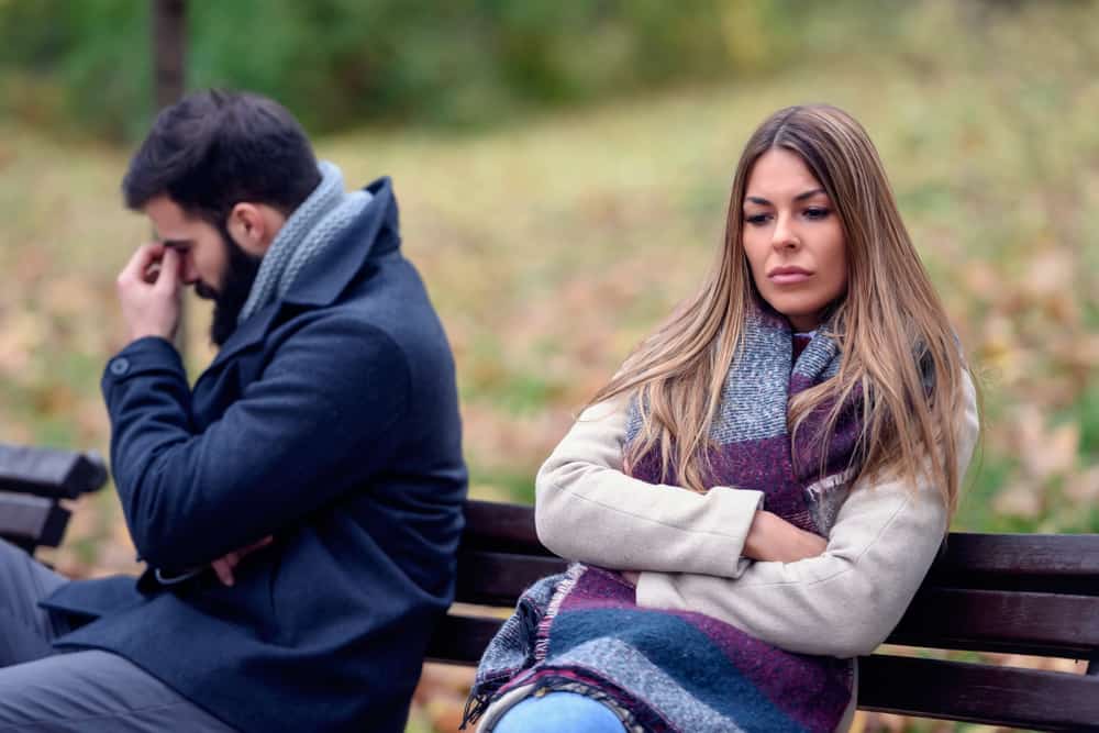 Par som sitter i park har förhållandeproblem som sitter på bänken