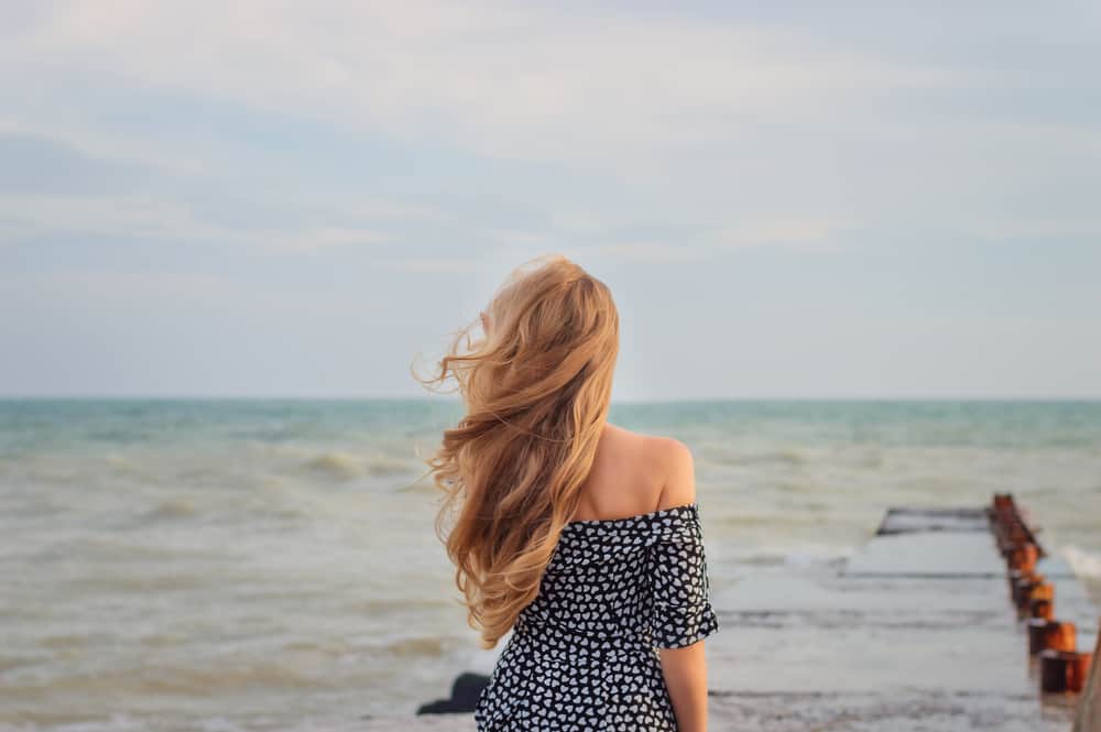 blond kvinna tittar på havet
