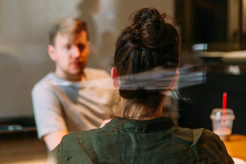 grunt fokusfoto av man och kvinna som pratar i café
