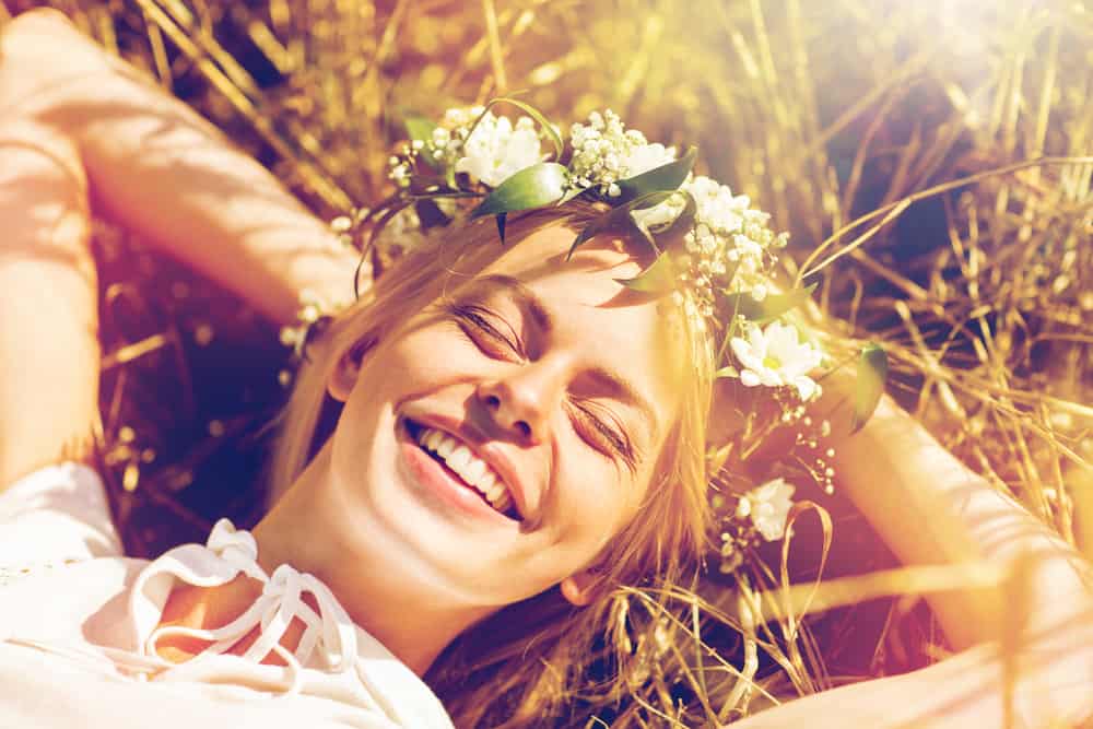 kvinna med blomma krona med leende i ansiktet