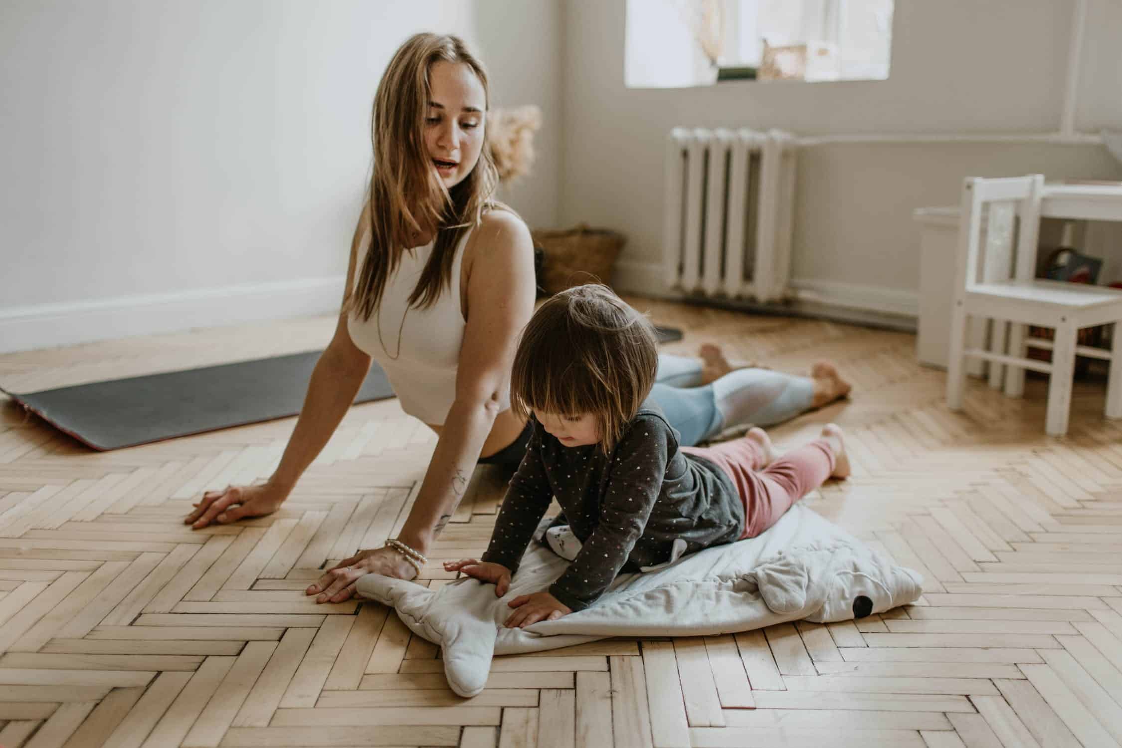 kvinna som gör yoga med barn