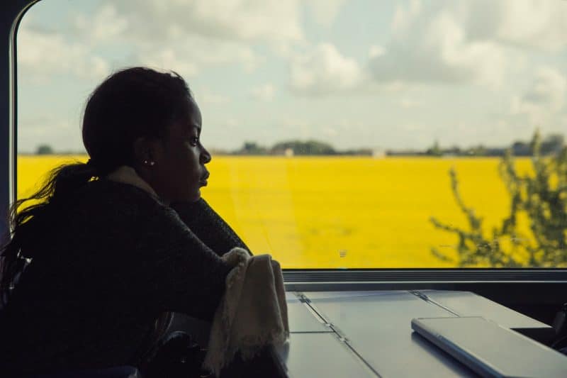 kvinna som sitter ensam i tåget