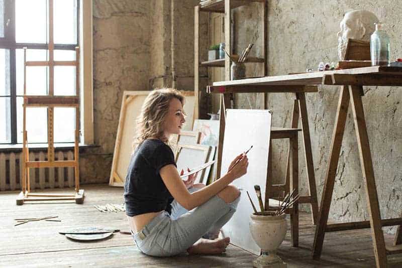 kvinnlig sitter och målar