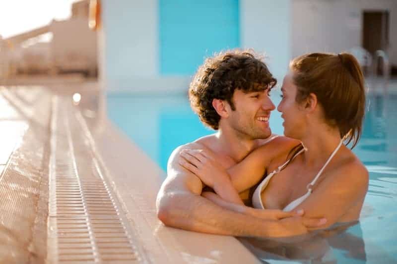 lyckliga par i poolen