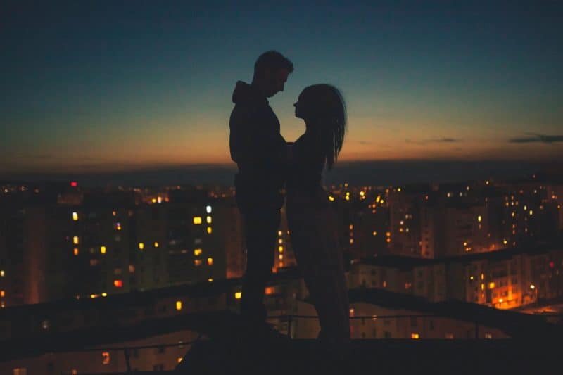 man och kvinna som står på taket av byggnaden