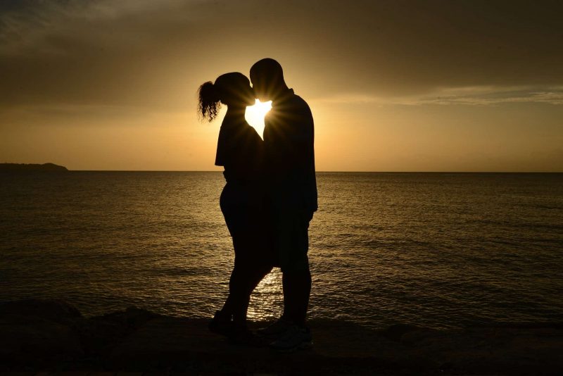 par som kysser på stranden