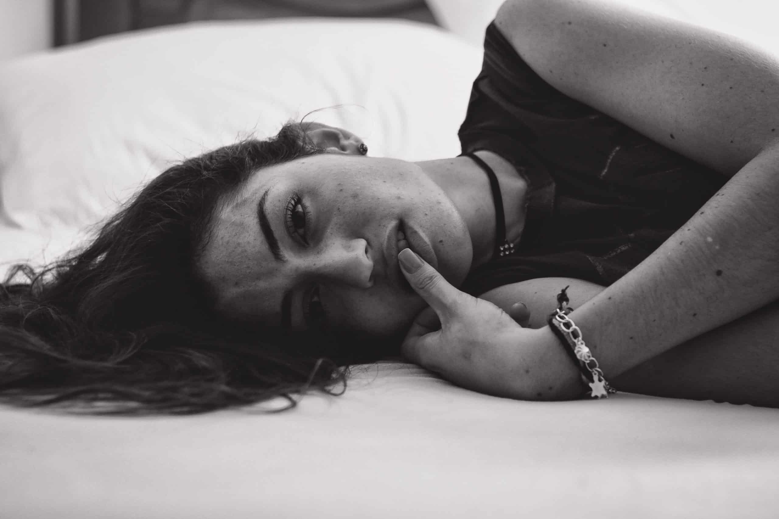 svartvitt foto av kvinnan i sängen