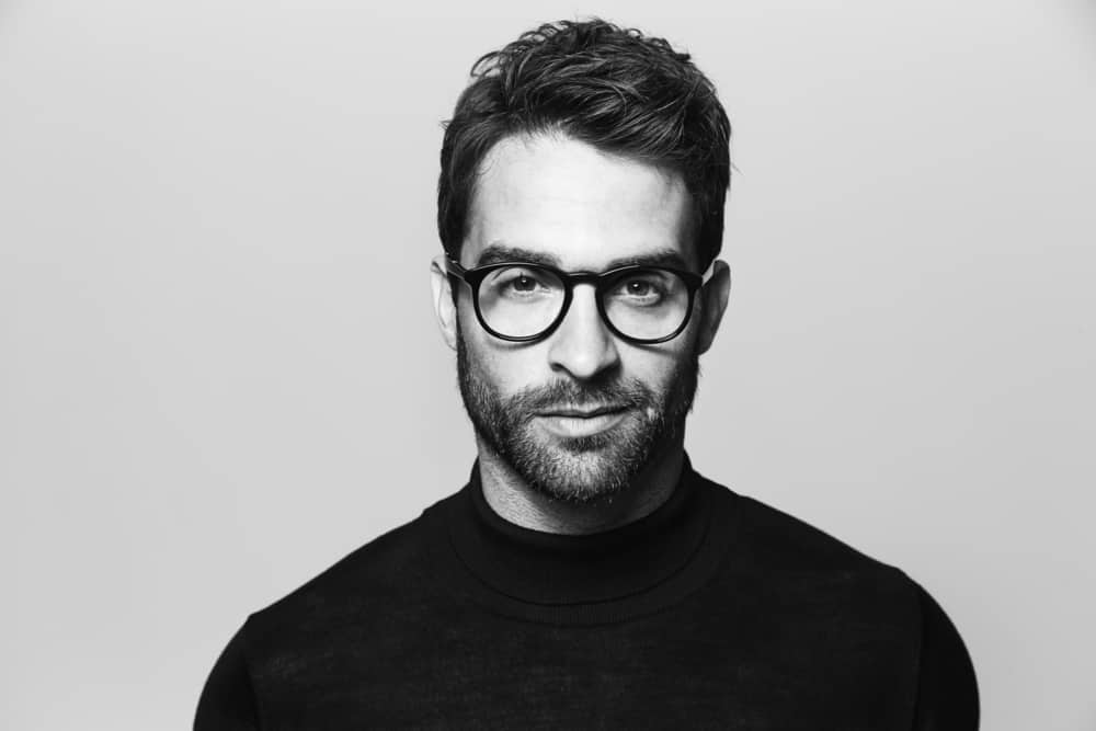 svartvitt foto av mannen med glasögon