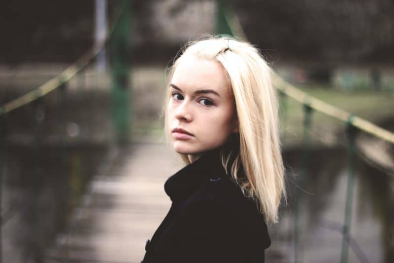 ung kvinna med blont hår