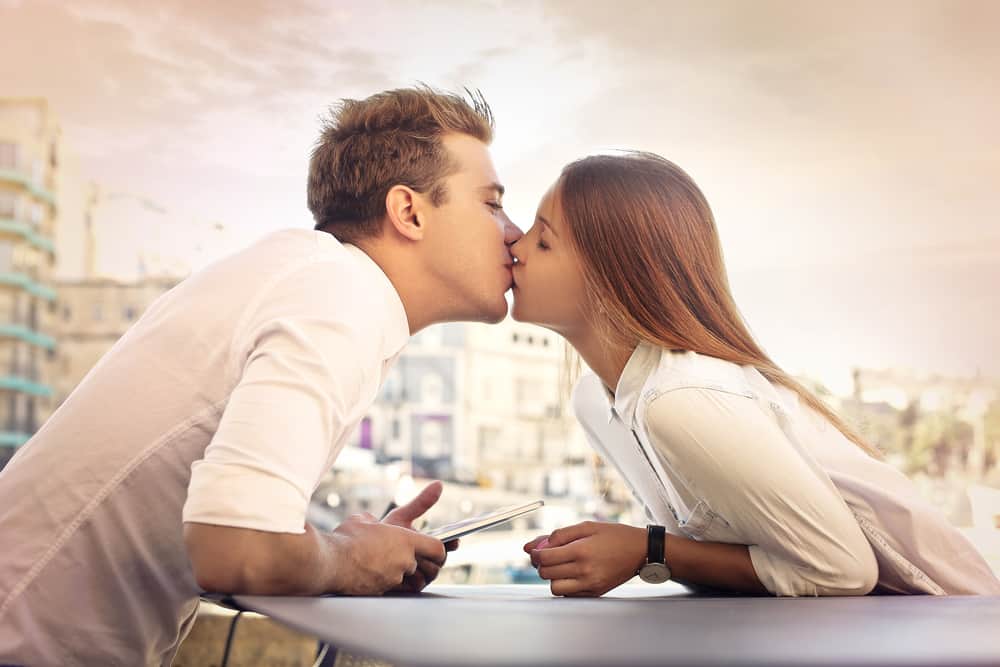 Beskuren bild på nära håll av profilbild av två romantiska intima känsliga anbudspar