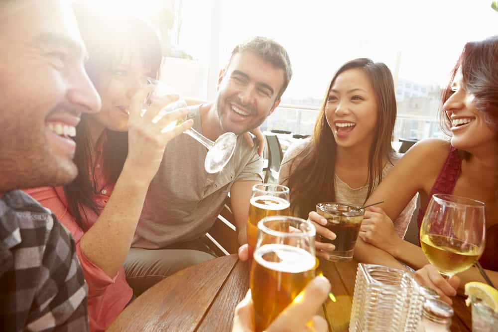 Grupp människor som dricker öl