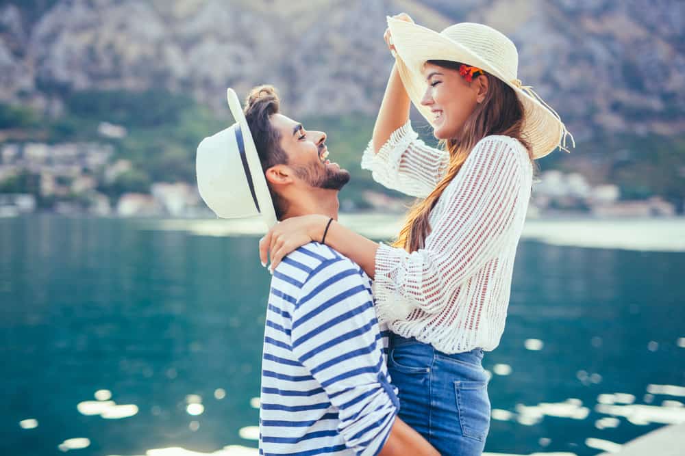 Par som är förälskade och tycker om sommartiden vid havet